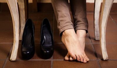Causes of mushrooms between toes