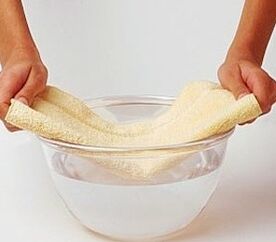 Apply a compress with mint and salt to treat toenail fungus