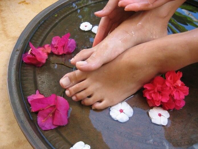 Take an apple cider vinegar bath to treat toenail fungus